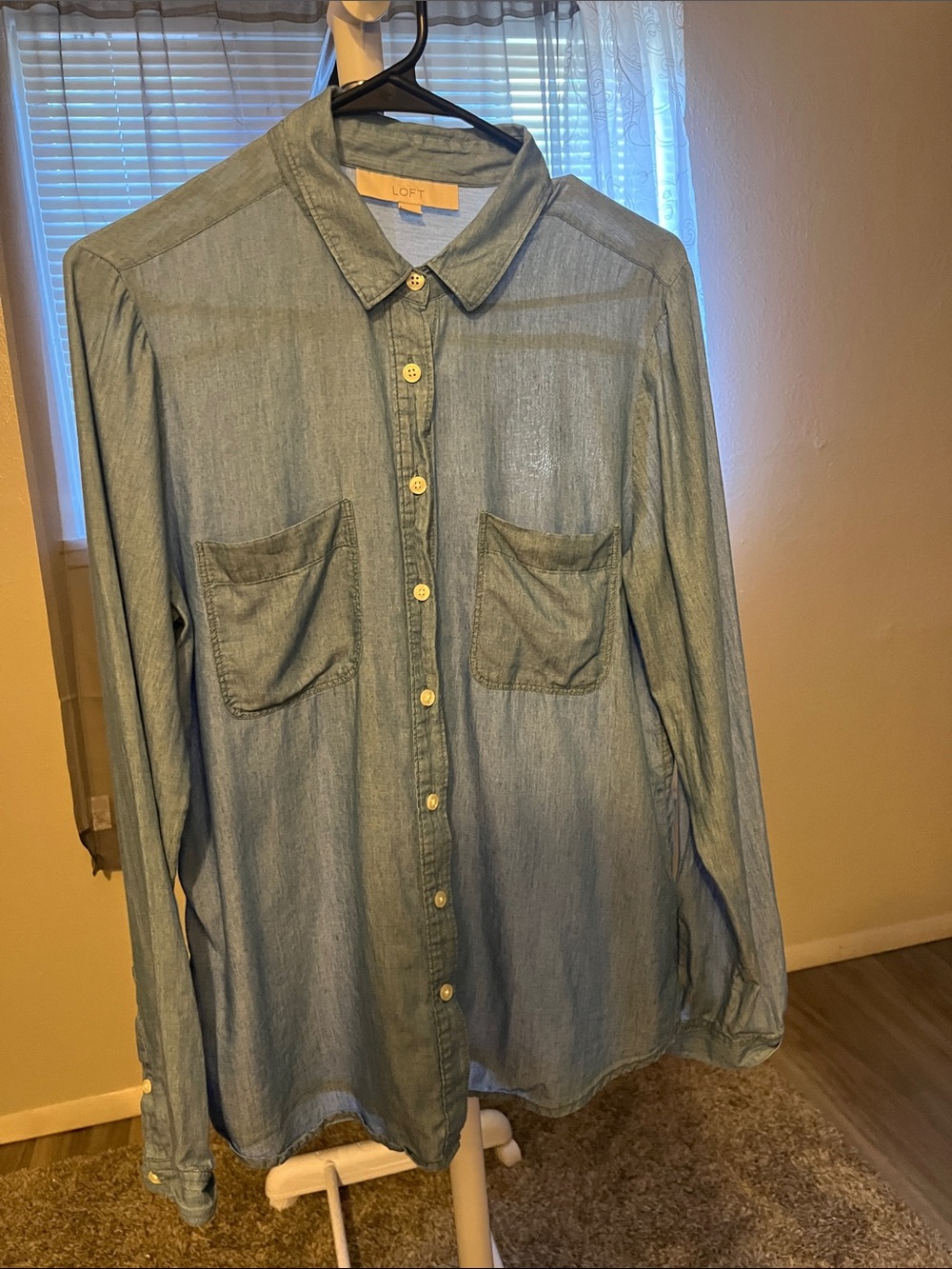 LOFT Light Chambray Button-Up Shirt Sz M in Faded Blue